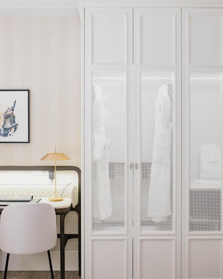 Myr Palacio Vallier Valencia Exterior foto A bedroom with a wardrobe