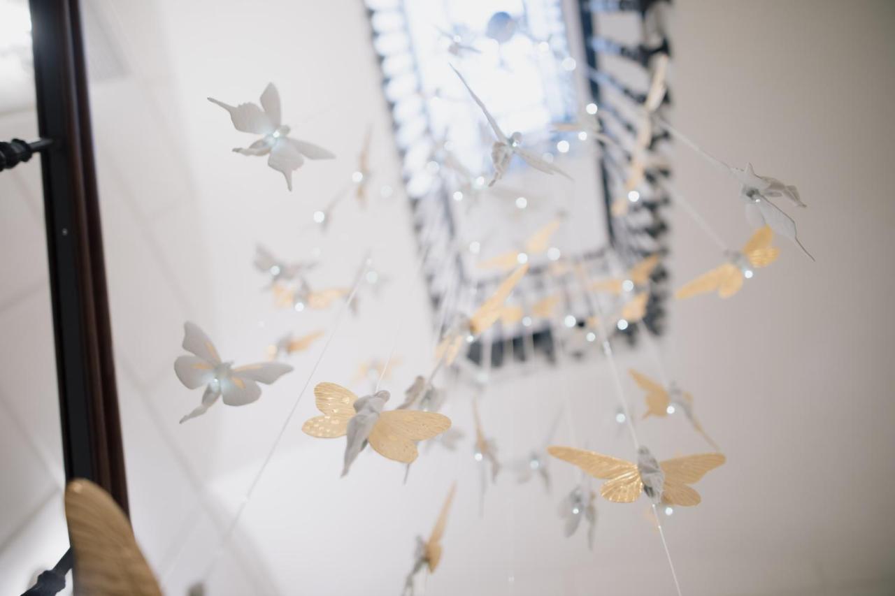 Myr Palacio Vallier Valencia Exterior foto Butterfly light