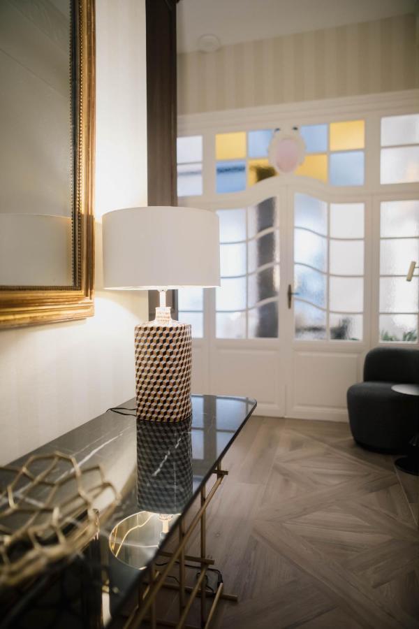 Myr Palacio Vallier Valencia Exterior foto A table lamp