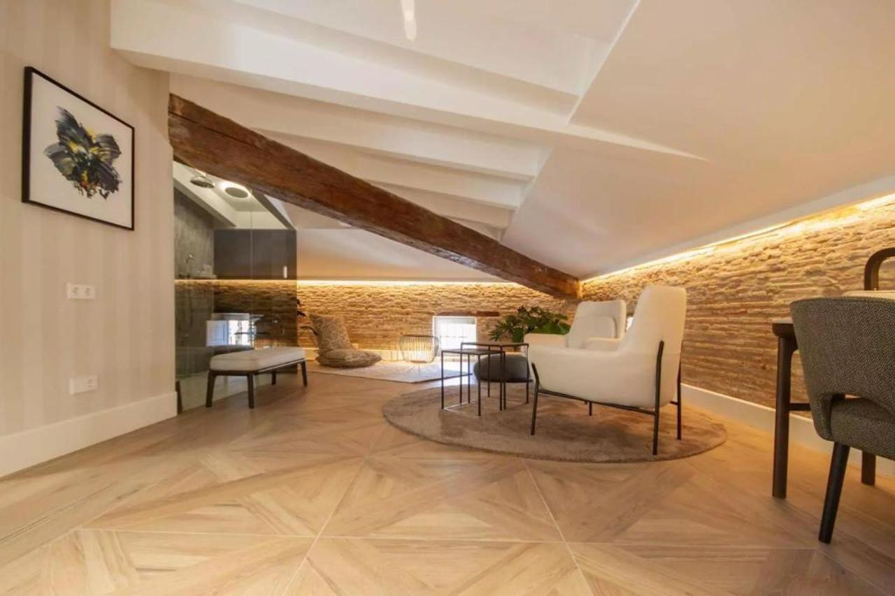 Myr Palacio Vallier Valencia Exterior foto A living room with a parquet floor