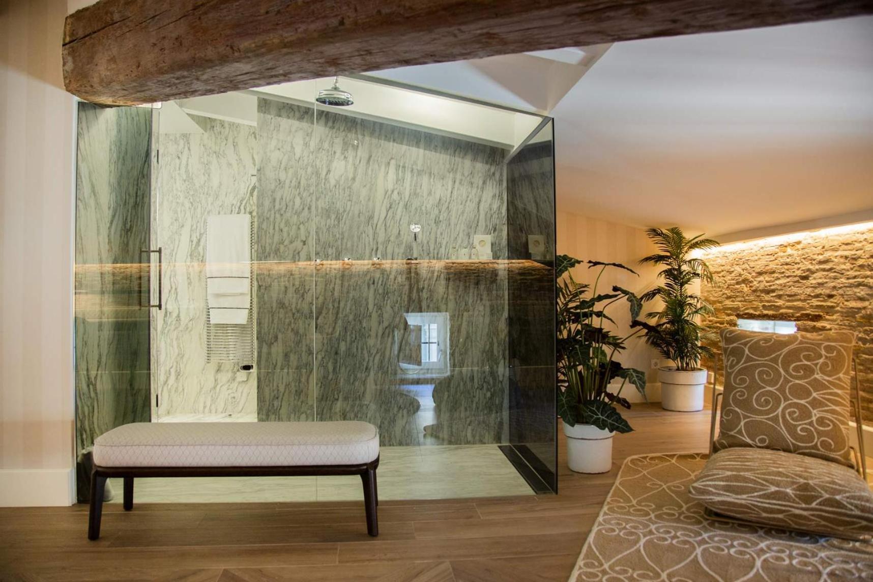 Myr Palacio Vallier Valencia Exterior foto A shower enclosure