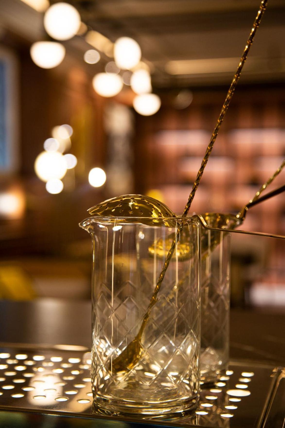Myr Palacio Vallier Valencia Exterior foto Mixing a cocktail