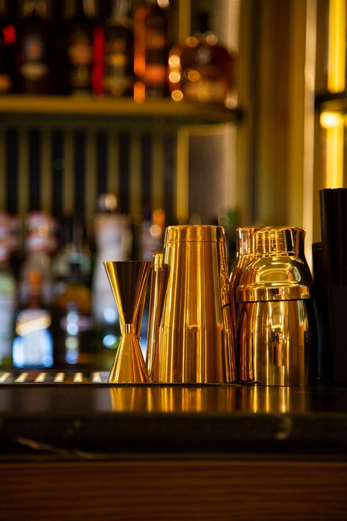 Myr Palacio Vallier Valencia Exterior foto A jigger (left) and a cocktail shaker (right)