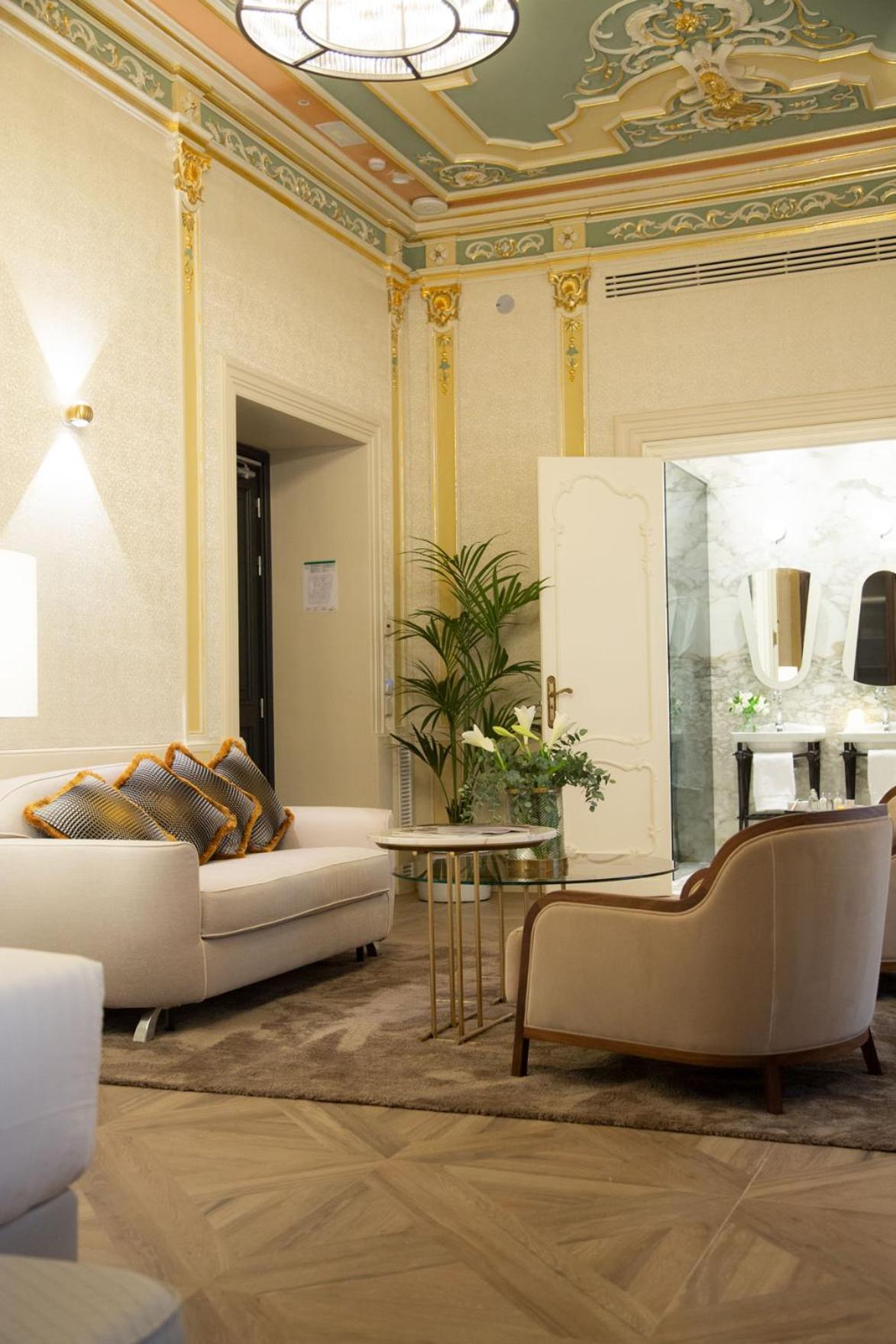 Myr Palacio Vallier Valencia Cameră foto The interior of the hotel