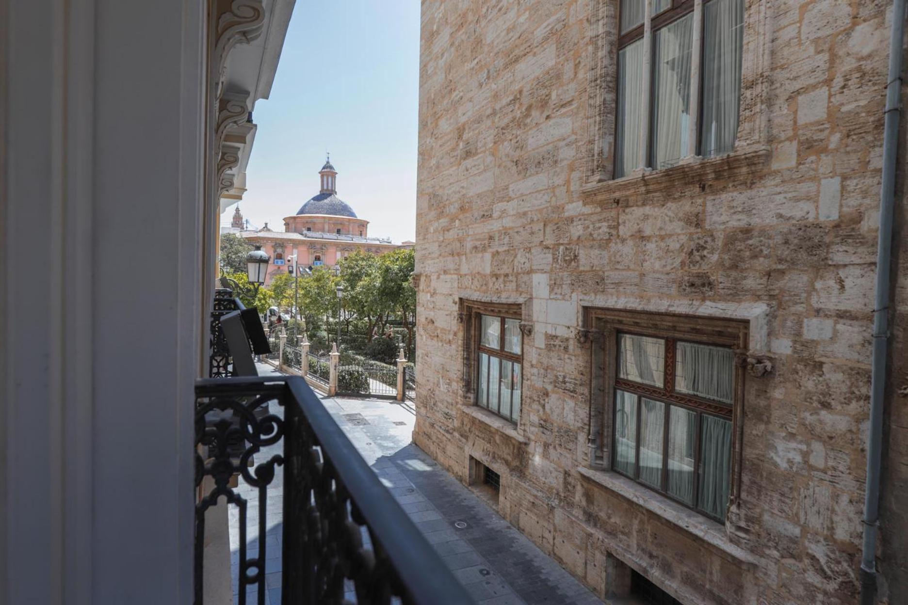 Myr Palacio Vallier Valencia Exterior foto View of the White Tower from the hotel